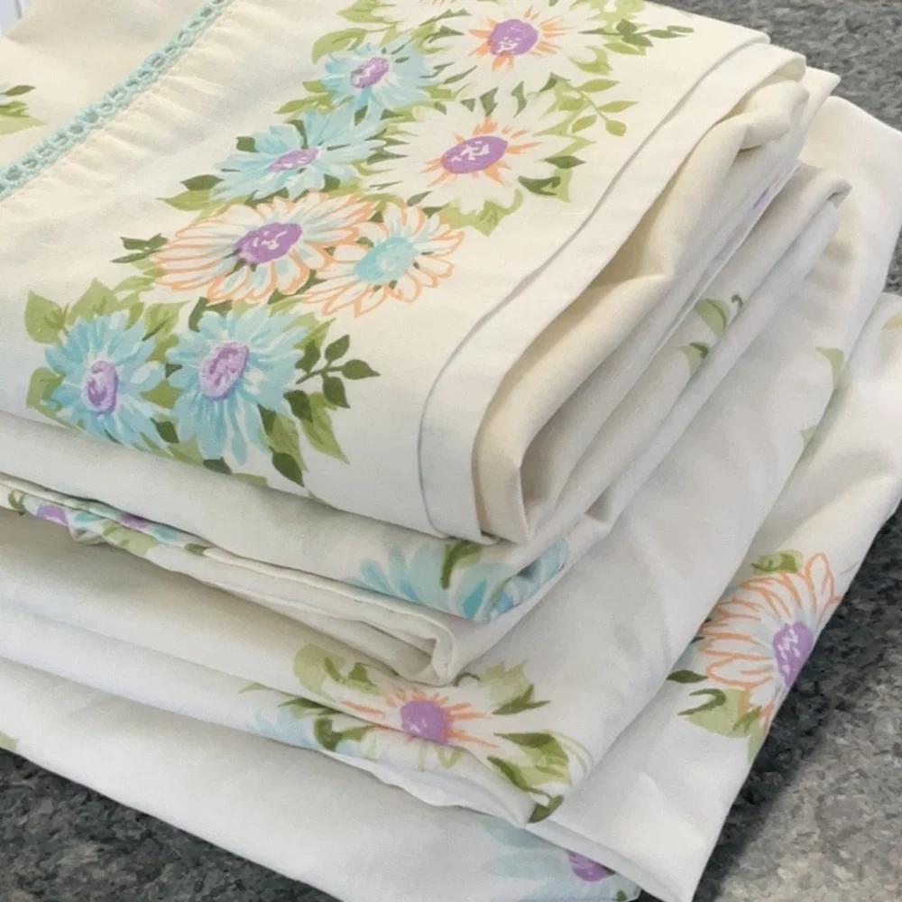 🩵 Pequot vintage twin fitted sheet with two standard pillowcases